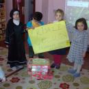Nur Damlaları Hediyelerini Alırken
